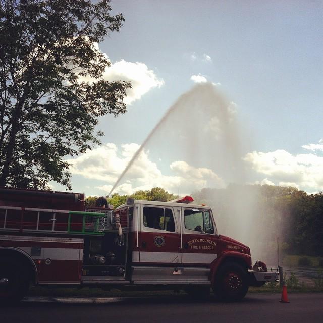 AFireStation's tweet image. Found this cool photo, not mine #engine19 #northmountain #deckgun #flowingwater #firefighter #badass #nmvfrd #firet…