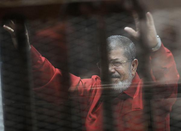 Mursi ilk kez 'idam mahkumu' kıyafetiyle mahkemede.
#FreeMorsi