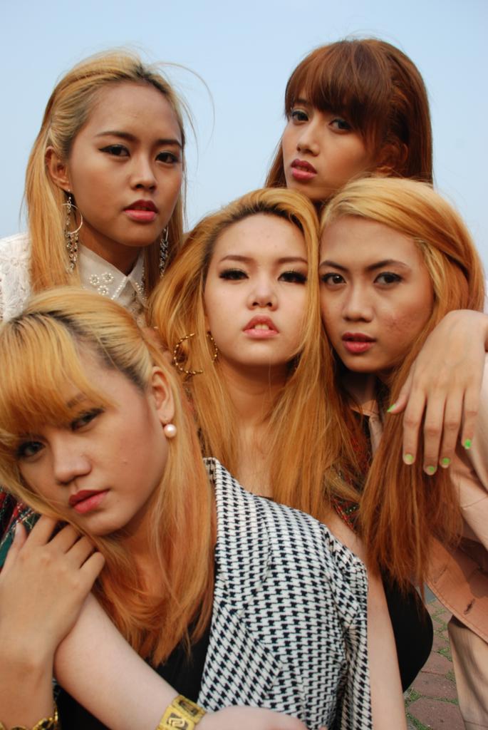 few photos from our photoshoot today!🎈🎈🎈