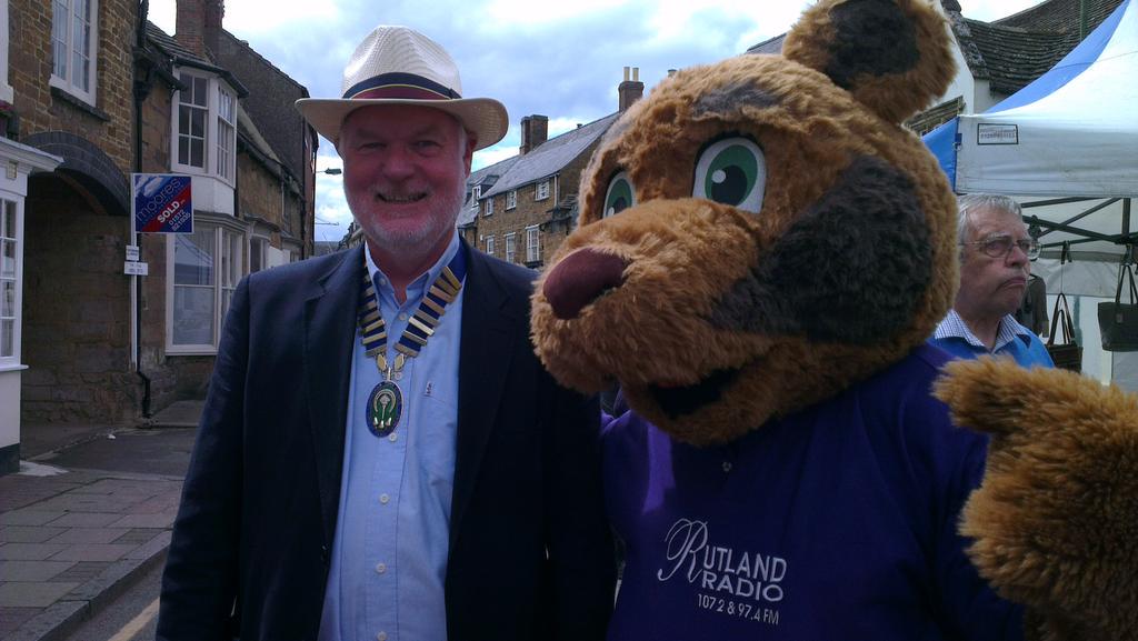 SilverFishBar's tweet photo. RT @rutland_radio: It's the Bear and @UppinghamTC Mayor! Stamford also met @DonPaddys Punch &amp; Judy #feastday http://t.co/wU76Bbnkw1