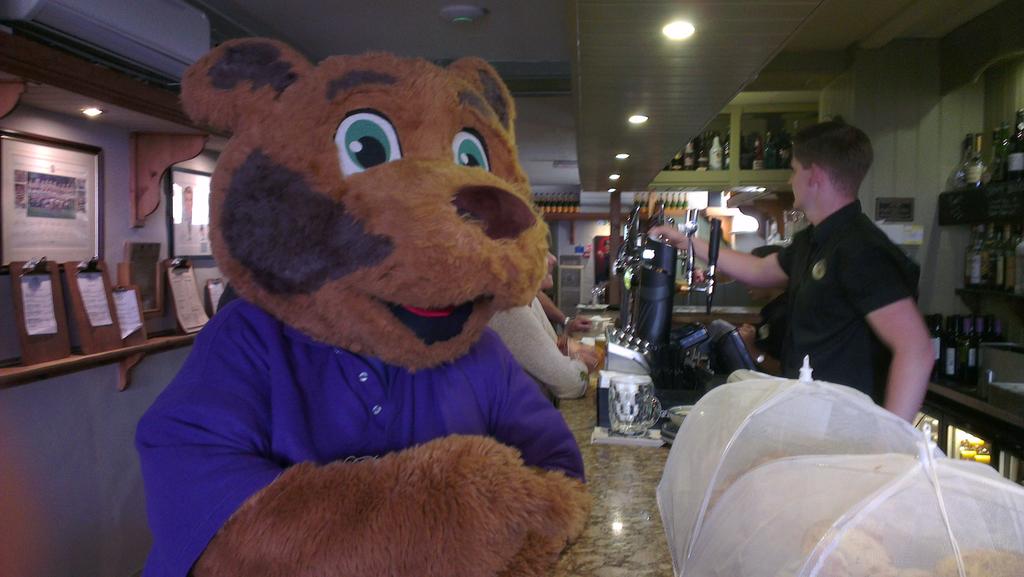 SilverFishBar's tweet photo. RT @rutland_radio: It's the Bear and @UppinghamTC Mayor! Stamford also met @DonPaddys Punch &amp; Judy #feastday http://t.co/wU76Bbnkw1