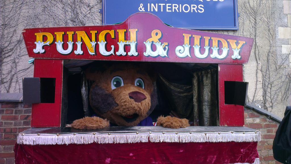 RT <a href="/rutland_radio/">Rutland Radio</a>: It's the Bear and <a href="/UppinghamTC/">UppinghamTownCouncil</a> Mayor! Stamford also met <a href="/DonPaddys/">DonPaddys</a> Punch &amp; Judy #feastday