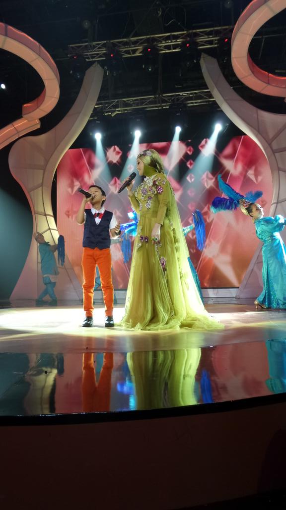 KDIOffc_MNCTV's tweet photo. Duet kece nih!! Ayo yg rindu suaranya kak @IyethBustami menepi ke sini! @JojoIdolJr 'Laksmana raja di laut' #KDIStar http://t.co/PBpXDBrUSP