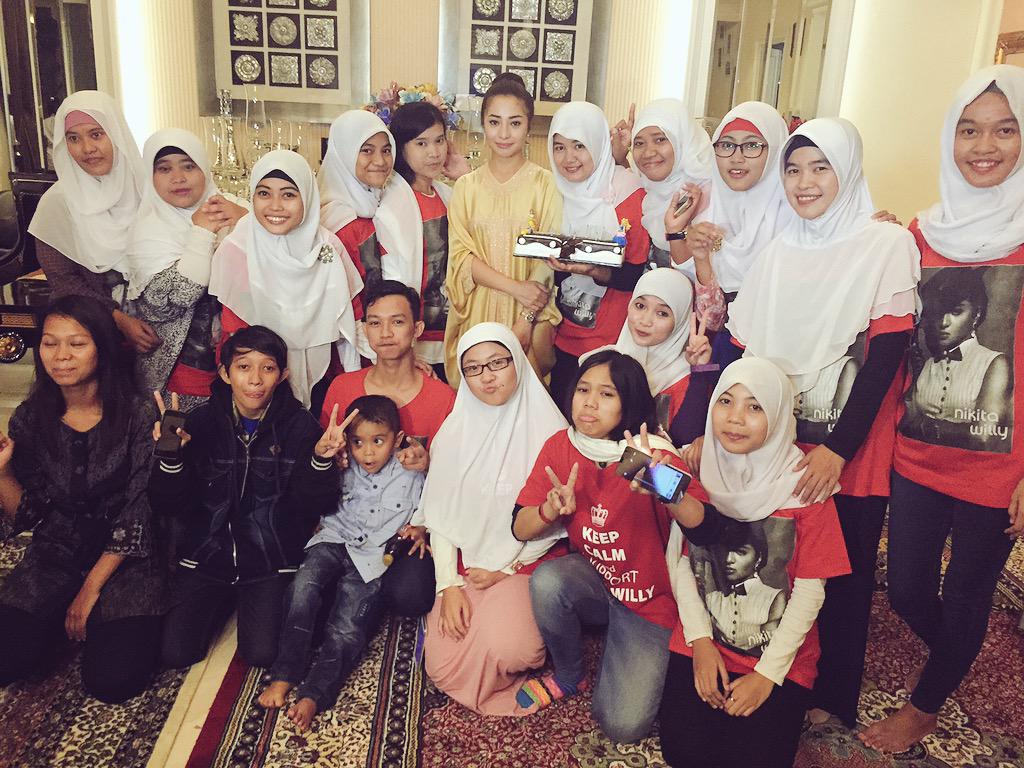 nikitawilly_24's tweet photo. Early birthday surprise from NikiLovers #muchlove http://t.co/yXWxRp0bS2