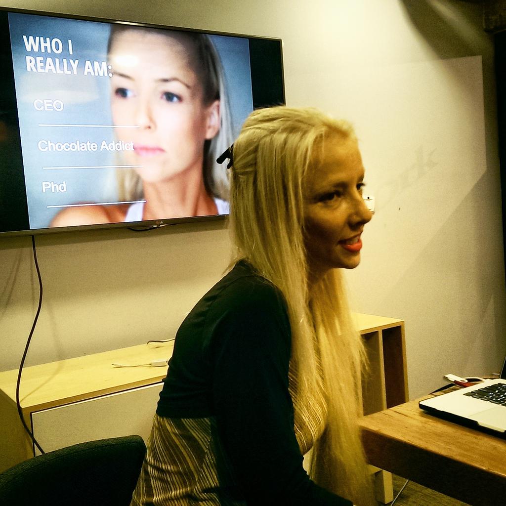 Orit Mossinson presents <a href="/GetYouSocialApp/">GetYou</a> to the #VibeWomen gang at @WeWorkIsrael #womenentrepreneurs