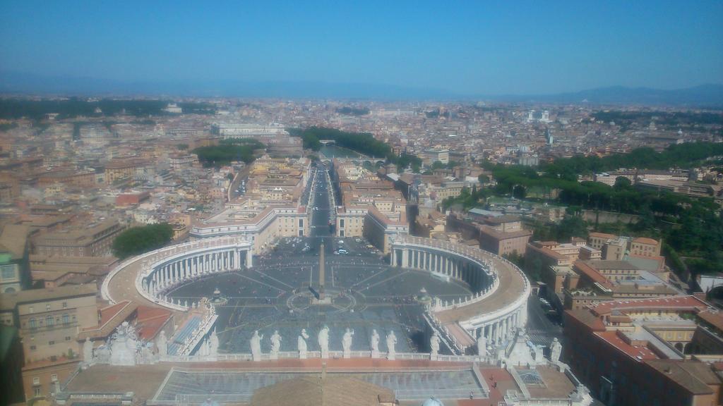 hello_lobo's tweet photo. All roads lead to Rome... And then Vatican city I guess http://t.co/apmr9bdARI