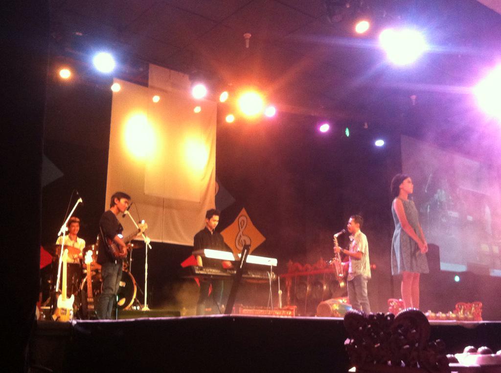 liliktog's tweet photo. @New_Hourglass @b6fbs di world music day!! #HariMusikDunia2015 #Sendratasik #HMD2015 #HMDUnnes2015 #WorldMusicDay http://t.co/pxpIYv7jFb