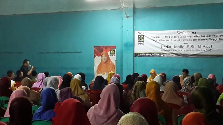 Sosialisasi Pancasila,UUD45,NKRI, bsm bu <a href="/lediahanifa/">Ledia Hanifa</a> di Cimahi Selatan. Diskusi tetap berisi aspirasi masyarakat :)