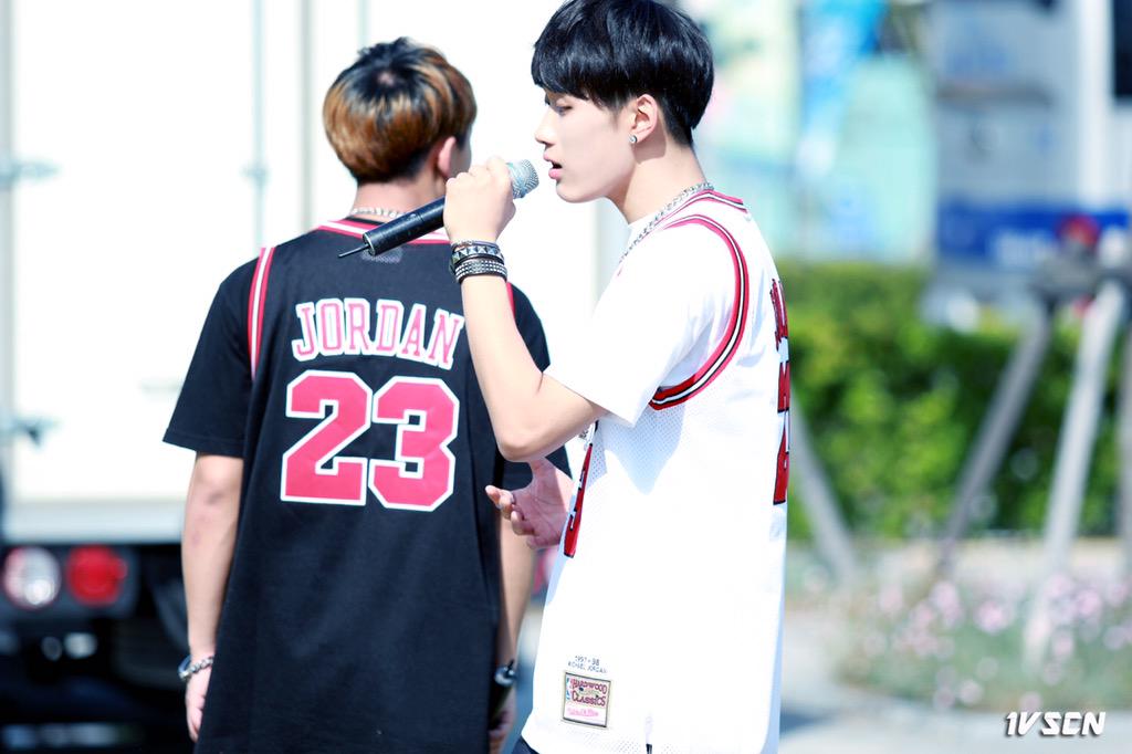 1vscn's tweet photo. 150529 부산항축제 #원보이시스  #J_Han 원본:http://t.co/1tEOpaIsnv 다들 잘 지내고 있어요?☺️ http://t.co/VfMtDpsBix