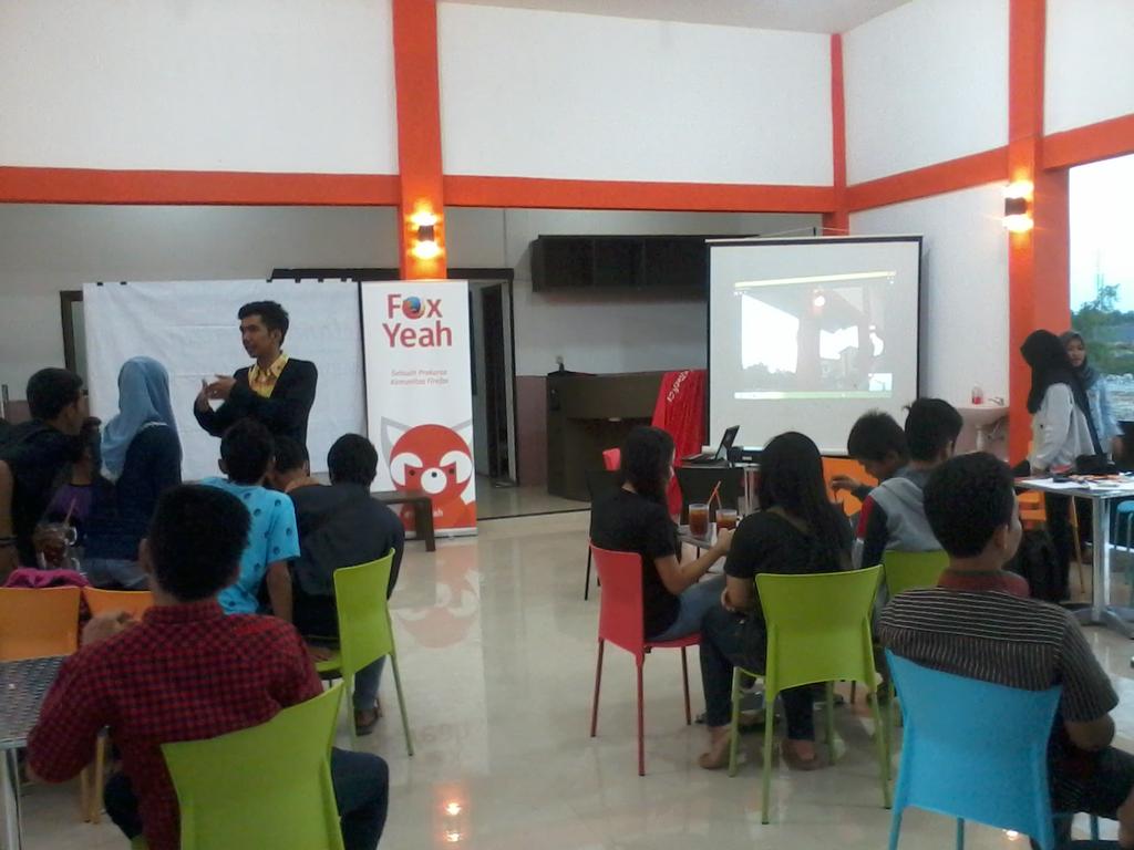 AgungFirdausi's tweet image. Lagi mencoba #FirefoxHello di #MozKopdarMadura #FoxYeah @ID_Mozilla