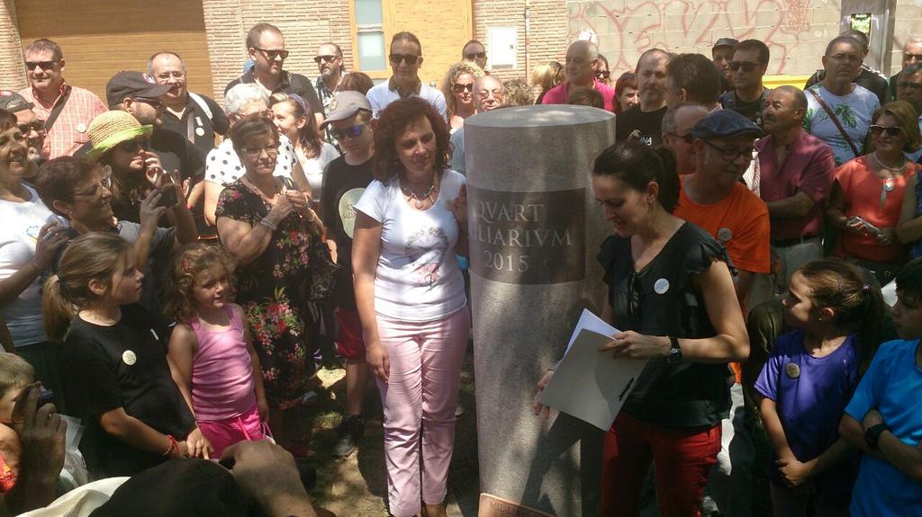 CulturaQdP's tweet photo. L'alcaldessa Carmen Martínez rep el llistat dels contribuents a la iniciativa #proquartmiliarium #QuartdePoblet http://t.co/JCVtP9Oks1