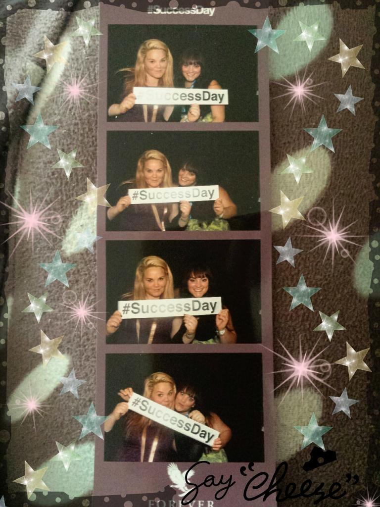 HelenxHunt's tweet photo. #SuccessDay with @OfficialForever all #firedup after a day of #recognition with #fabulouspeople 5000 positive people http://t.co/f0bbRJy8Bc