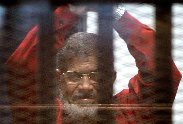 kemal_ozdal's tweet photo. Mursi bugünki duruşmaya idam mahkumlarının giydiği kırmızı kıyafetle katılıyor
Allahım Sen Yardım Et http://t.co/PiegVRaYck