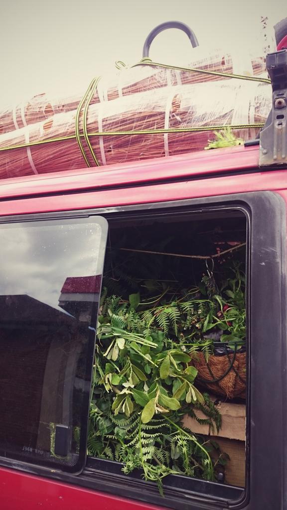 Wren_and_Bee's tweet photo. Full to the brim on our way to Glasto! #Glasto2015 #spinneyhollow http://t.co/QI3pzrtiDp