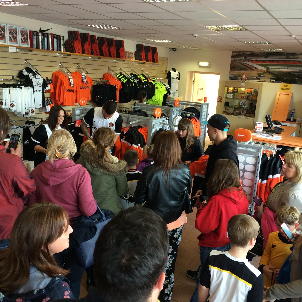 dundeeunitedfc's tweet photo. Absolute mayhem in the club shop on #awaykitlaunch Sunday with Paul Dixon and @MarkDurnan #AllGood #WeAreUnited http://t.co/rEIvsJv8ws