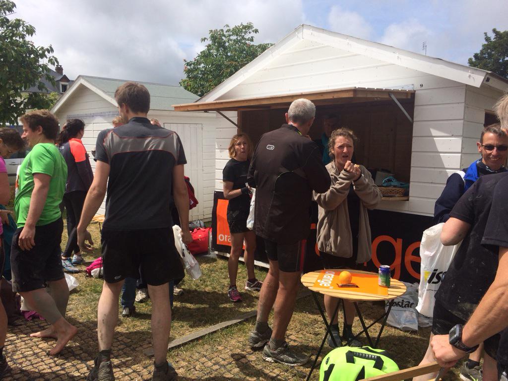 JessRiva's tweet photo. Du monde au ravito sur le stand #Orange ! Bravo à tous ! #Transbaie2015 http://t.co/1PBRRvBDb4