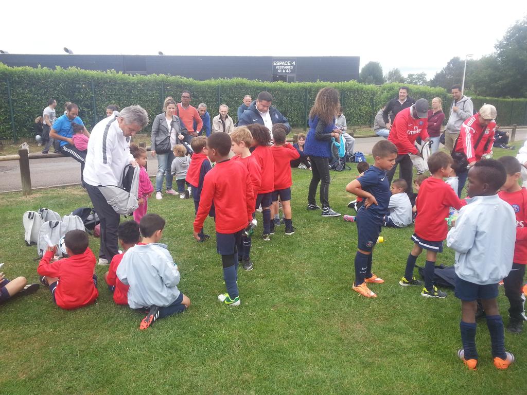 PSG4Actu's tweet photo. Au #PSG il n'y a pas d'âge pour commencer la compétition. Tournoi des #Yvelines à #Maurepas.  @LPIFF75 @Les_Yvelines http://t.co/7IcKjzZy8c