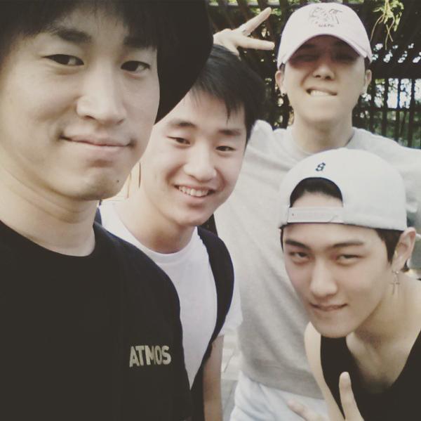 iKONINA_'s tweet photo. A fan(?) saw Tablo, Mino, Donghyuk in front of his apartment and took a pic w/ them! (src.: https://t.co/wk1iBGwVH3) http://t.co/8odZpakFPY