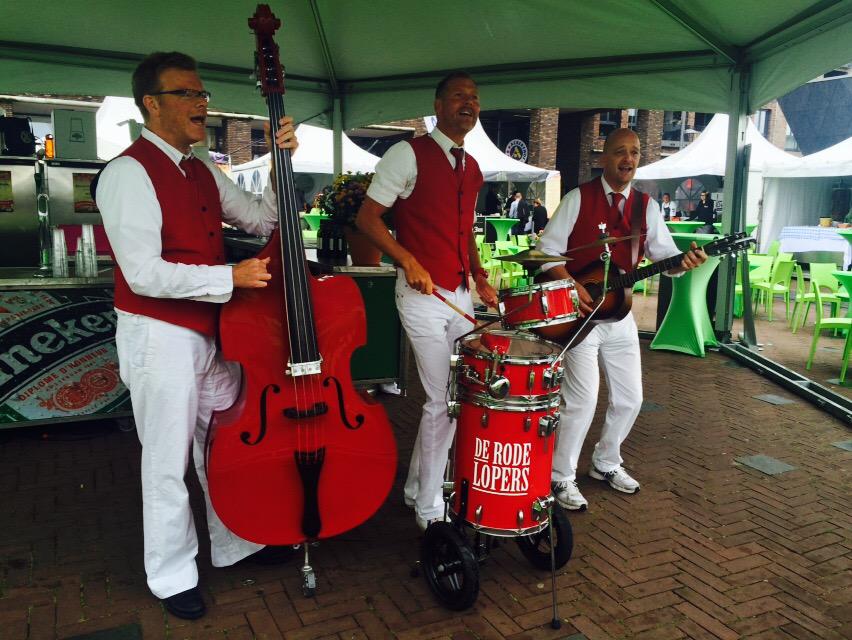 Culinair2015's tweet photo. De Rode Lopers nodigen u muzikaal uit om mee te komen genieten! http://t.co/7R7ZY0OKP3