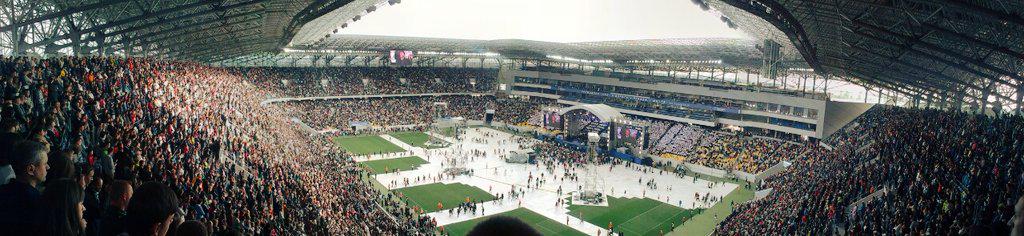 Pando4ka357's tweet photo. #hopefest #arenalviv #2015 http://t.co/jYXKOGOVv2