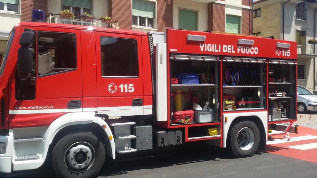 CoordVVFV's tweet photo. Nuova APS Vigili del Fuoco Volontari di Venasca (cn) innaugurata oggi! http://t.co/eSM8nSpB0A