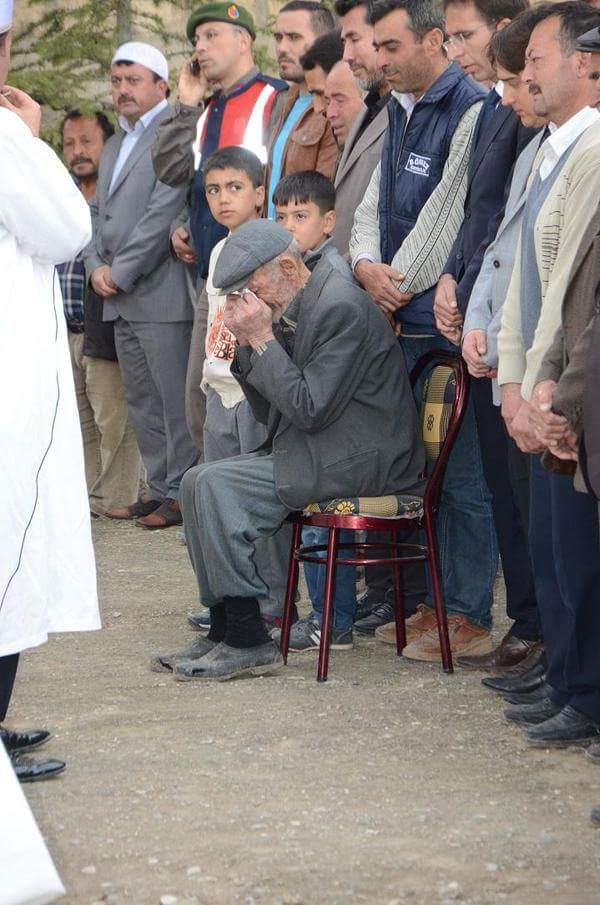 alifuat911's tweet photo. Ayakkabısı Saraylara bedel Babalar günün kutlu ola Recep Amca 😔 #BugünBabalarGünü http://t.co/rJiSS1Sjf1