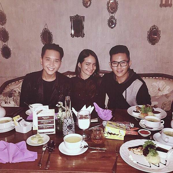 _RNZMEDAN's tweet photo. #InstaPict @Rangga_Moela " Bukber 4 sekawan minus audi,met syuting cha!😘😘😘😘" cc @rafaell_16 @enzystoria http://t.co/TfqIKNkFDw
