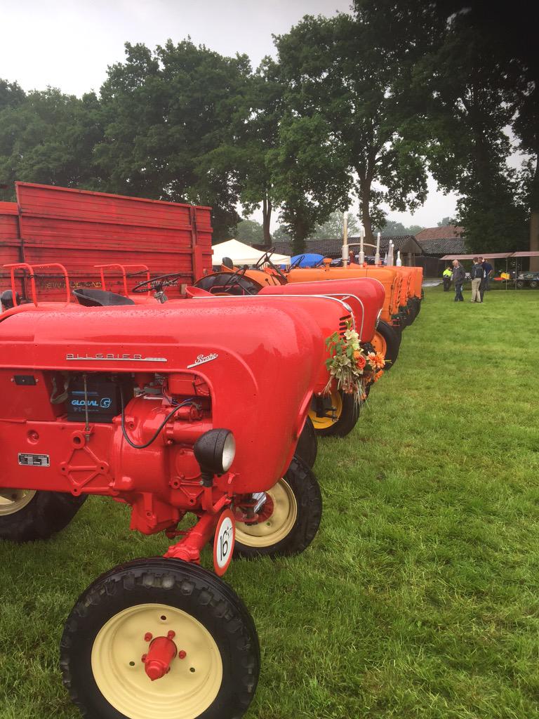 michaelsijbom's tweet photo. Weer genoten van Oldtimershow bij @werklustlosser. Lekker druk. Tractoren, auto's en vooral sfeer . http://t.co/UzdVB31XPg