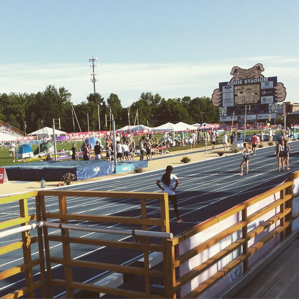 MillburnGTrack's tweet photo. Race Day! 9:50 start time. http://t.co/IZmVpcupfT