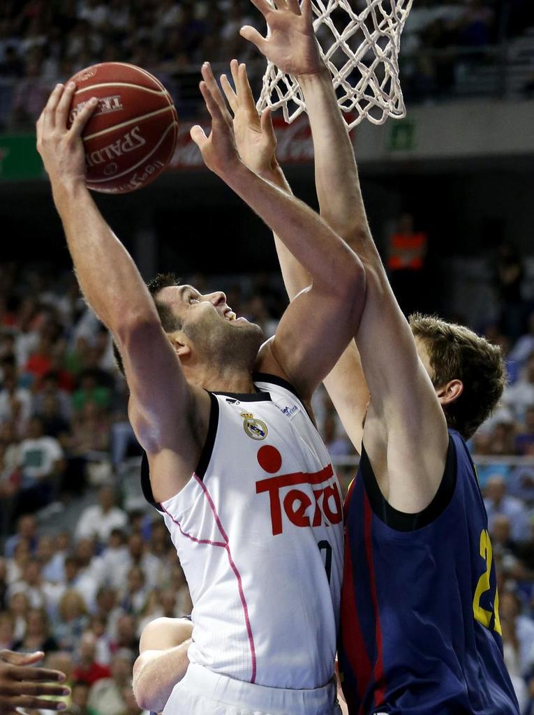TheMedal1896's tweet photo. ¡100 PUNTAZOS!
@RMBaloncesto tambien gana el segundo partido de la serie 100-80 al @FCBbasket 
Proximo: Miercoles 19h http://t.co/6dU5rJDzKa