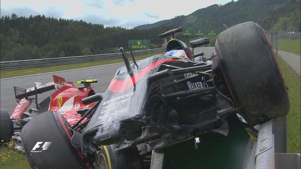Atletico1012's tweet photo. Foto del accidente entre Alonso y Kimi. Se dice que es la última vez que veremos a Fernando por encima de un Ferrari http://t.co/P2sS5a7a93