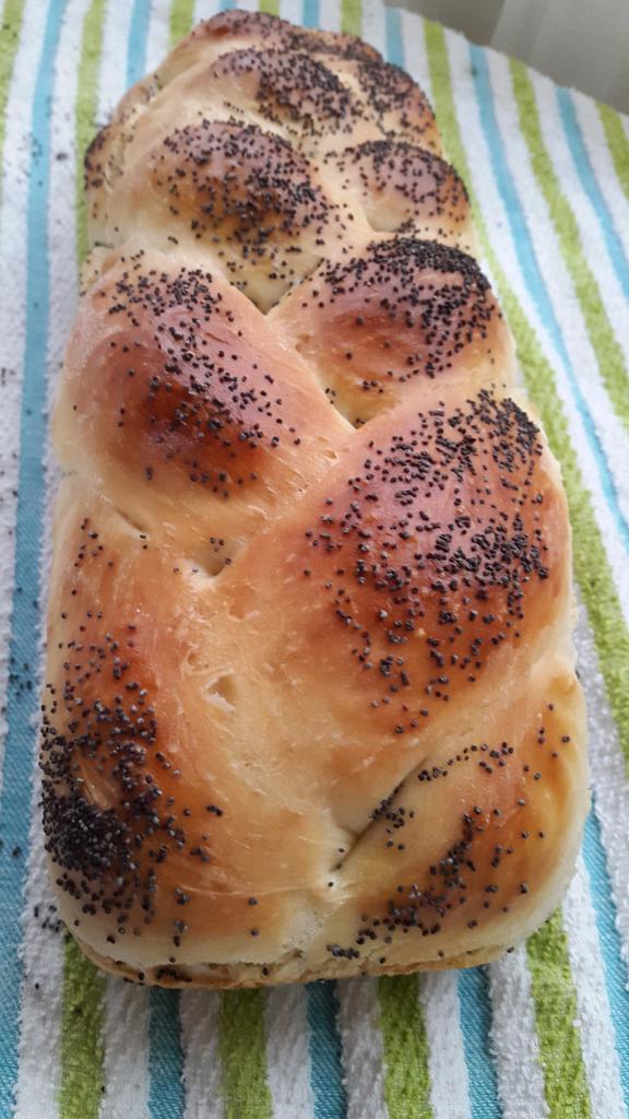 AKenyanGirl's tweet image. *cartwheels*

So perfect. Can't wait to slice it.
And eat it.
#TwistedBread #SundayBakes #MkeNyumbani #Nomenoms