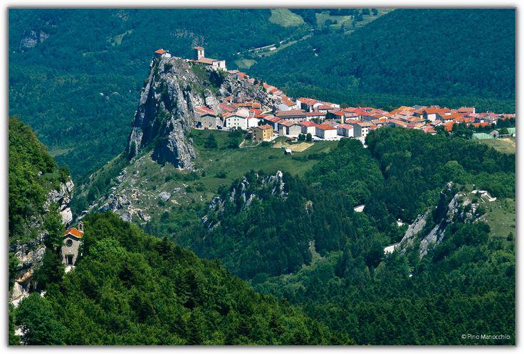 In questa naturale tavolozza di colori,#Pescopennataro è definito il paese degli abeti, autentico bagno nella natura