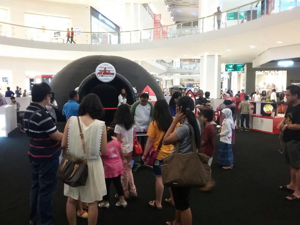 space_INA's tweet image. Suasana keseruan Space Adventure sekarang di atrium @The_Park_Solo | @SoloUpdate