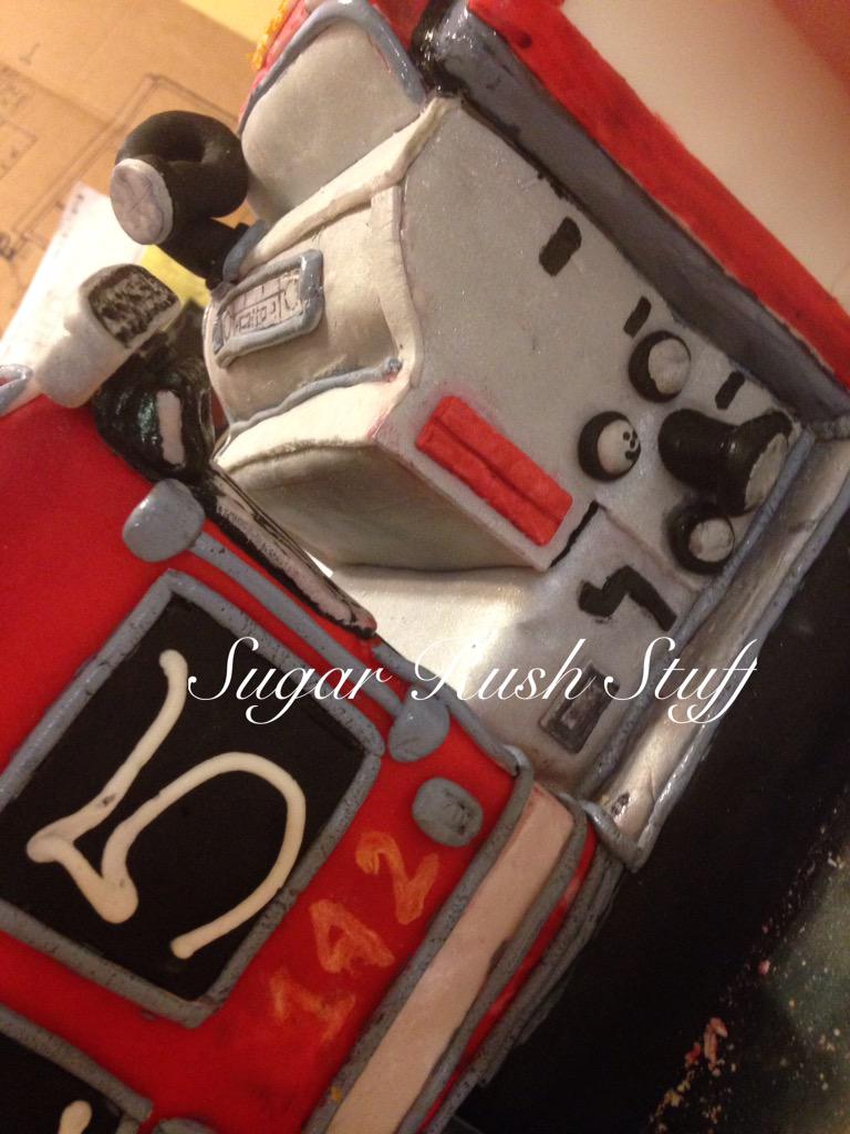 SugarRushStuff's tweet photo. #firetruck #firetruckcake #truckcake #fireengine #fireenginecake #graduation #graduationcake #rockcreekfirehall http://t.co/1EmuQ4oOQG