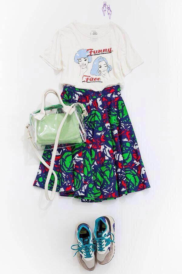 ミドル丈スカートとスニーカーのアンバランスさが、おしゃれ☆