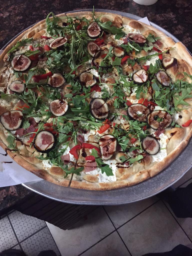 Fresh figs pie #brooklynpizzacranford #fancypizza