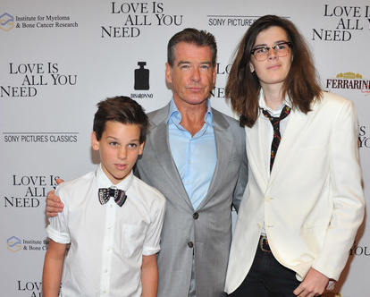 ggluvcats's tweet photo. ลูกชายอดีตเจมส์ บอนด์ 007 ส่วนตัวเราชอบน้องชายคนเล็ก
Dylan Brosnan อายุ 18 สูง 190 cm. สูงมาก Paris Brosnan อายุ 14 http://t.co/ZMEhQbknNQ