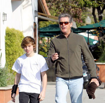 ggluvcats's tweet photo. ลูกชายอดีตเจมส์ บอนด์ 007 ส่วนตัวเราชอบน้องชายคนเล็ก
Dylan Brosnan อายุ 18 สูง 190 cm. สูงมาก Paris Brosnan อายุ 14 http://t.co/ZMEhQbknNQ