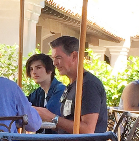 ggluvcats's tweet photo. ลูกชายอดีตเจมส์ บอนด์ 007 ส่วนตัวเราชอบน้องชายคนเล็ก
Dylan Brosnan อายุ 18 สูง 190 cm. สูงมาก Paris Brosnan อายุ 14 http://t.co/ZMEhQbknNQ
