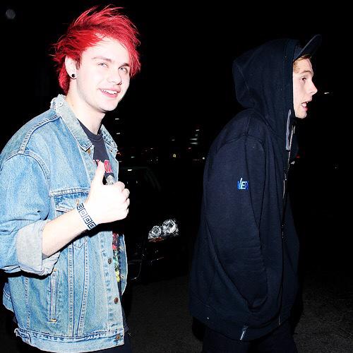 The5sosIndia's tweet photo. Remember Luke and Clifford? This is them now. RT if you’re a true 90′s kid. #TeenChoice #ChoiceMusicGroupMale @5SOS http://t.co/oe5ZgDaw2j