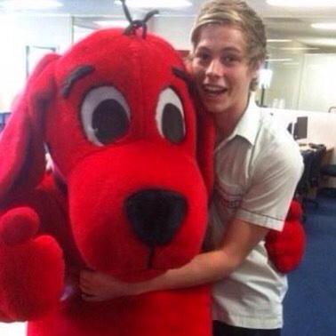 The5sosIndia's tweet photo. Remember Luke and Clifford? This is them now. RT if you’re a true 90′s kid. #TeenChoice #ChoiceMusicGroupMale @5SOS http://t.co/oe5ZgDaw2j