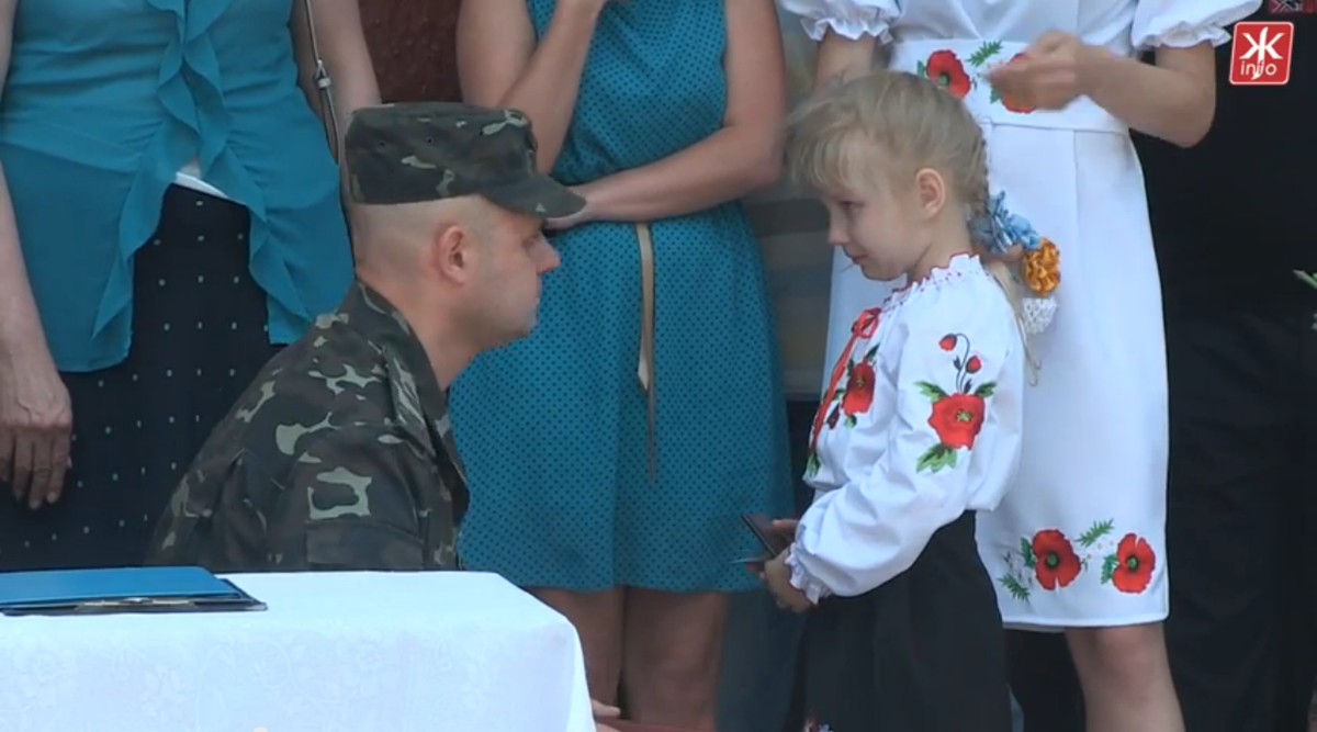 EuromaidanPress's tweet photo. Another Ukrainian child receives her father’s posthumous award:  http://t.co/g5VdPPEeup
#photo #RussiaInvadedUkraine http://t.co/j9yMXz3mtP