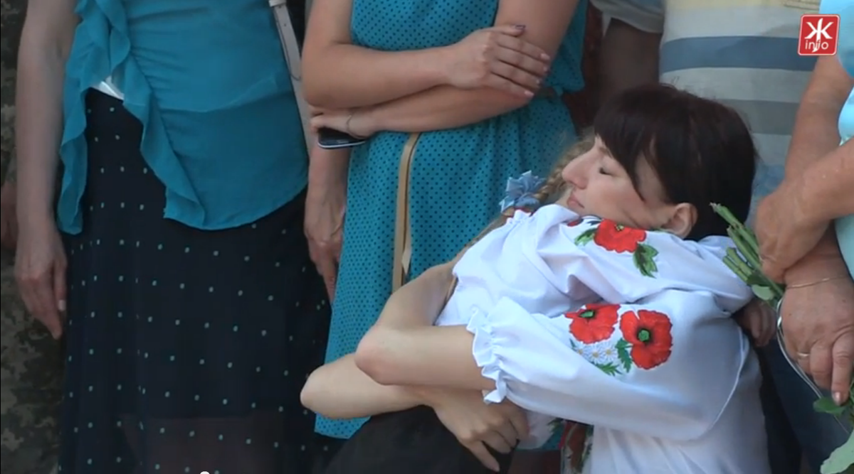 EuromaidanPress's tweet photo. Another Ukrainian child receives her father’s posthumous award:  http://t.co/g5VdPPEeup
#photo #RussiaInvadedUkraine http://t.co/j9yMXz3mtP
