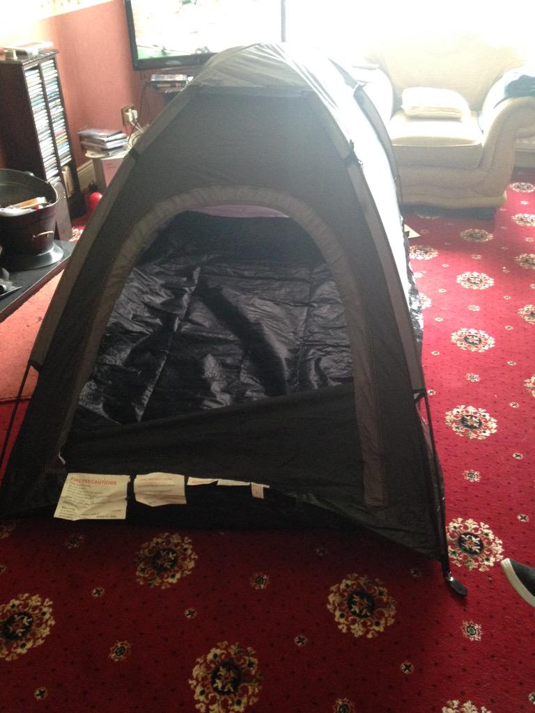 eiltennis's tweet image. Just spent some time putting up a tent in my living room to practise for queuing at Wimbledon #normalsunday