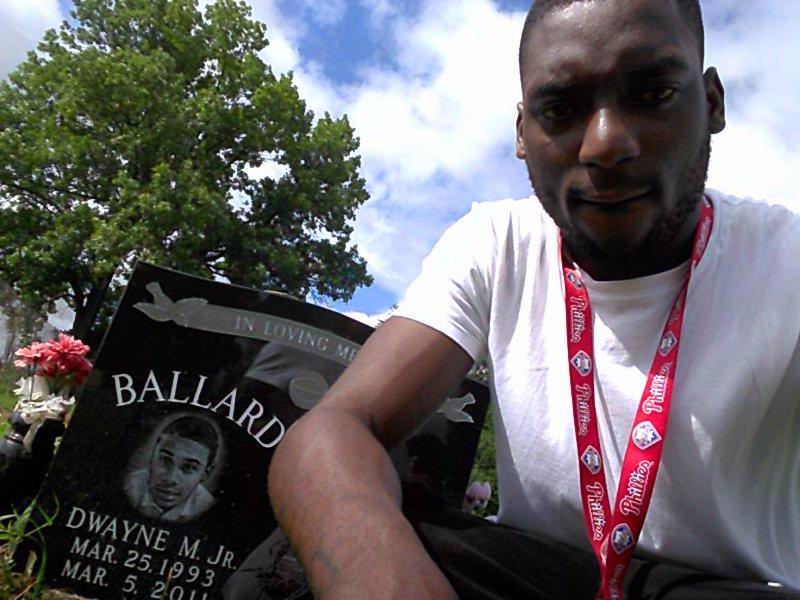 zah_got_Me's tweet photo. Sunday selfie wit bro #ripWayneWayne http://t.co/npcxcKKZj7