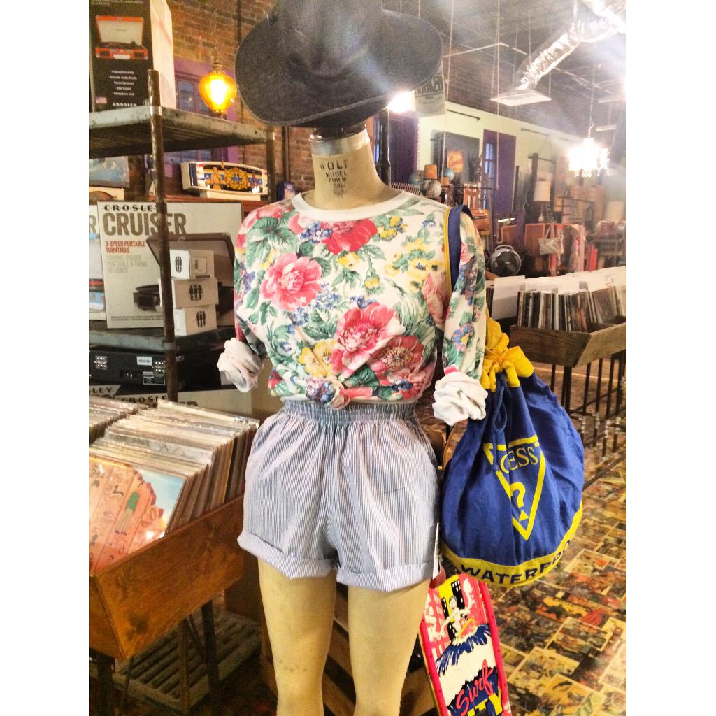becomeHOOKED's tweet photo. 🌸🌻🌹🌷💐 #lookoftheday #lotd #outfitoftheday #ootd #floral #guess #guessbackpack #highwaistedshorts #wranglersweatshirt http://t.co/6R0buHUpkW