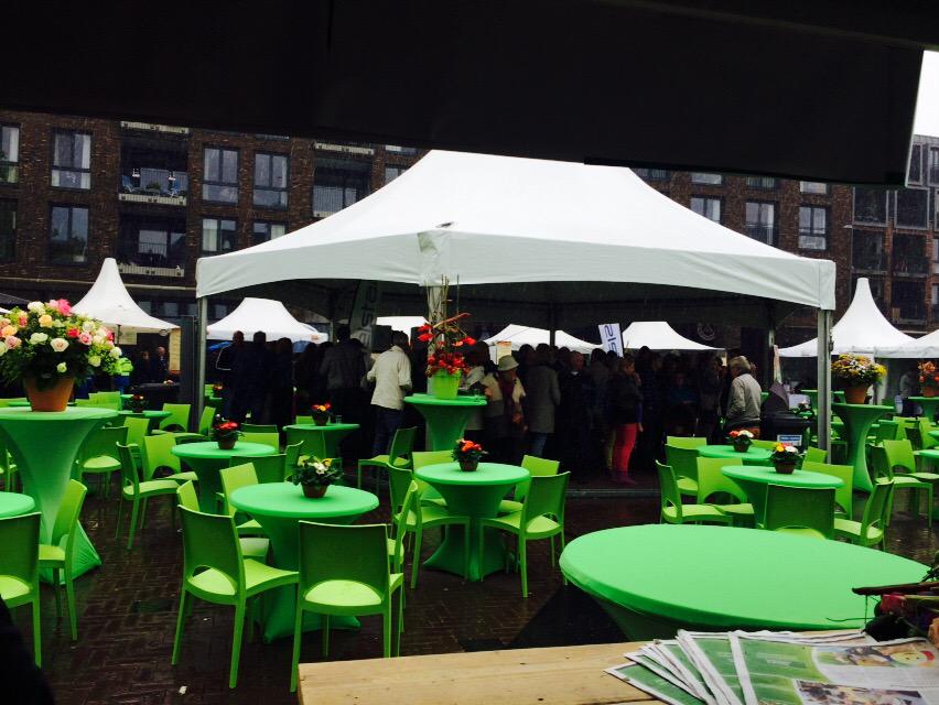 Culinair2015's tweet photo. Iedereen bij elkaar in de tent om te schuilen voor de allerlaatste bui! http://t.co/S2GMLdpmNk