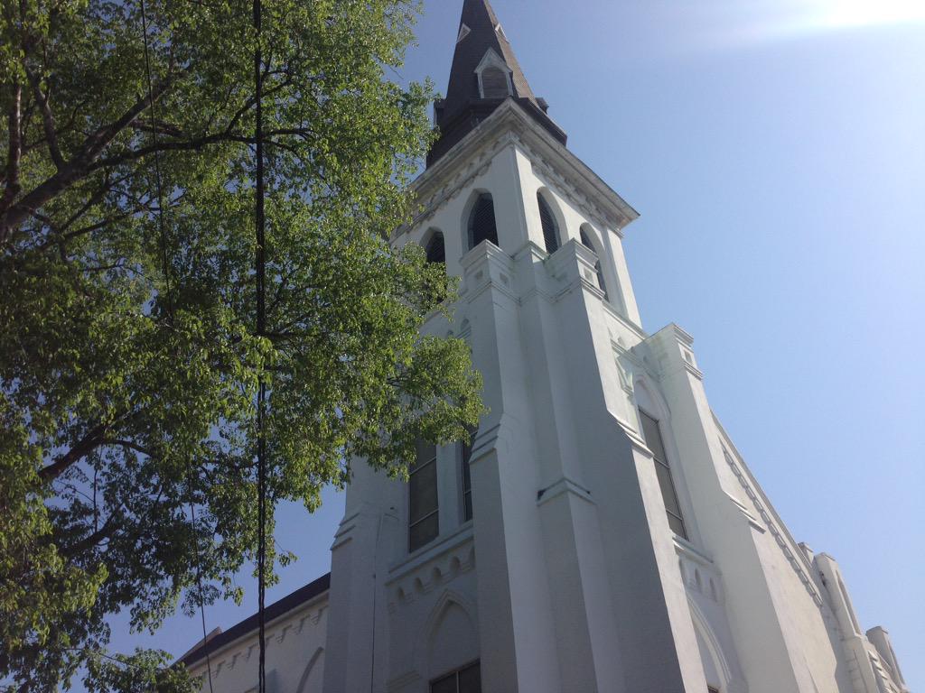 AshleighMNews's tweet image. Emanuel AME is so full, crowds have gathered outside listening by speakers posted on sidewalk @WSAV #MotherEmanuel