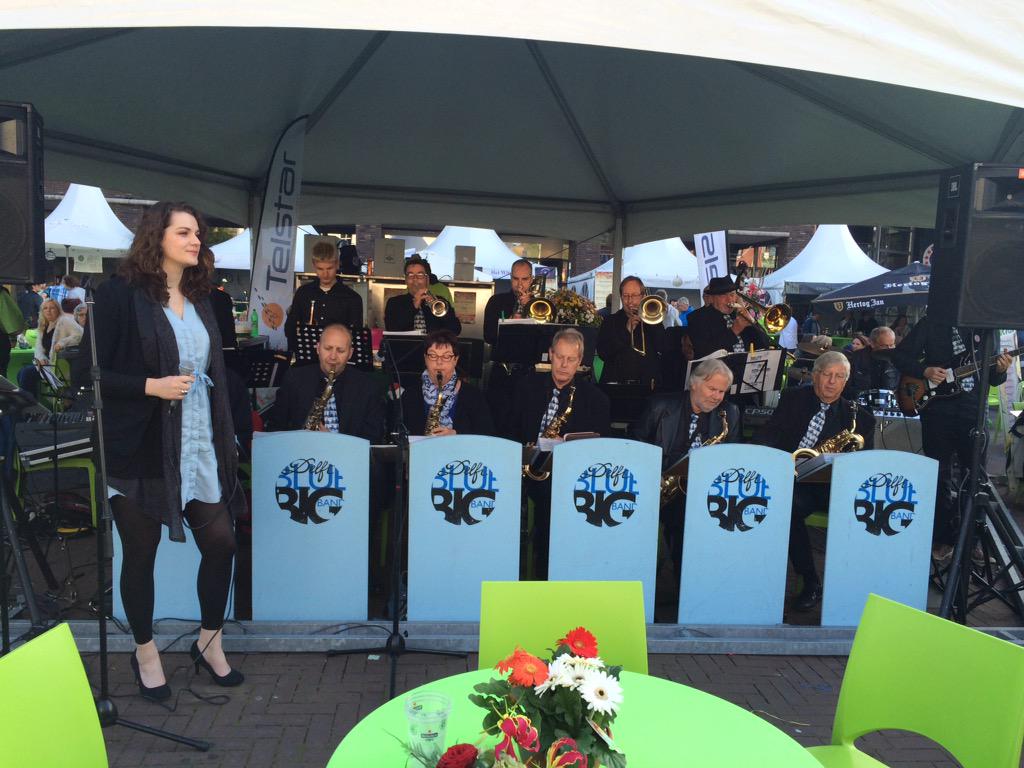 Culinair2015's tweet photo. Terwijl @DelftBluBigBand in de zon Oostelijk Culinair swingend afsluit danken wij u voor uw komst en tot 2016! http://t.co/JEVMXLGJa4